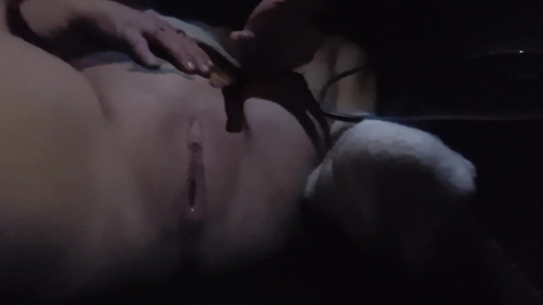 Dalish: 남친이 지켜보는 동안 차에서 젖은 보지를 가지고 노는 것 - 아마추어 커플의 재미