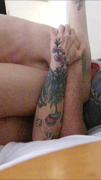 Vuile rijpe sexy vrouw, geil en gretig naar lul, streelt man voor een lekkere ochtendneukpartij.