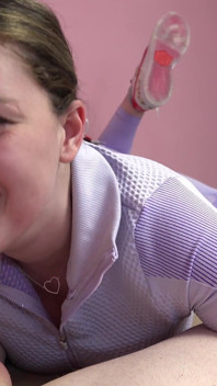 Katie Kinz geht an Logans schwanz runter