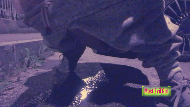 Most Evil Girl: Ragazza da sola di notte in un parcheggio abbassa i...