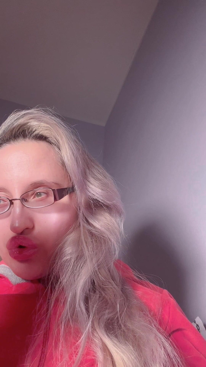 FinDom Goaldigger: Bimbo Red Lipgloss urzekła