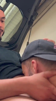 Citebeur - deux jeunes arabes gays se rencontrent sur un parking