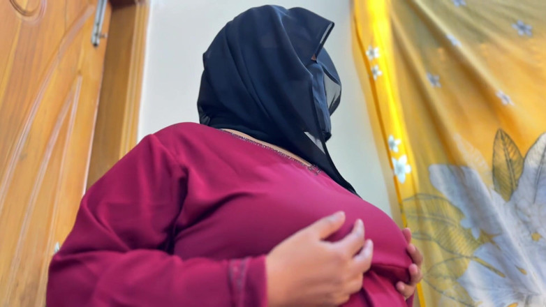 Aria Mia: Krásná sexy macecha otevřete její burqa a ukažte její obrovský...