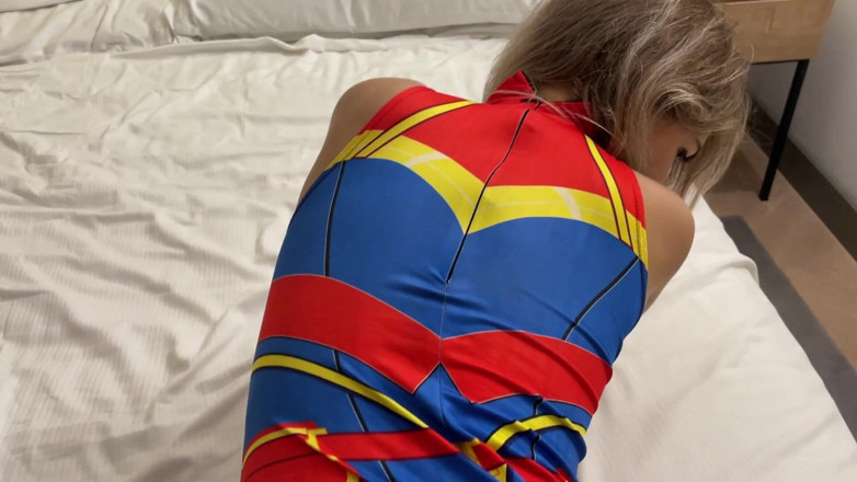 Misty Phoenix: Kapten Marvel ryckar av och suger