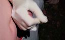 Glove Fetish Queen: Eikel plaagt aftrekken terwijl ze &amp;#039;s nachts over straat loopt