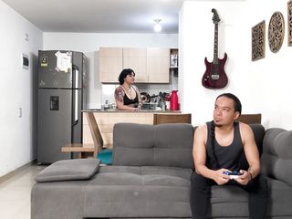 Ary Abdul: Секс з моїм сусідом по кімнаті, він хоче Xbox, і я хочу член