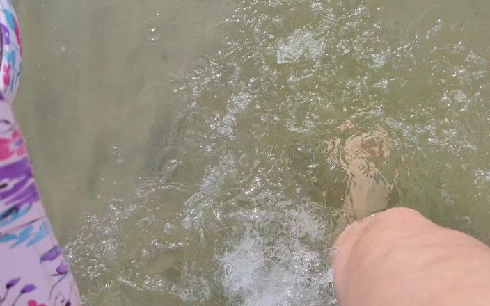 Putarankahotmilf: Nice Feet on the Beach