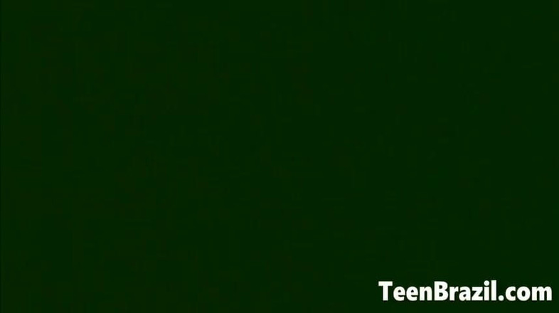 Teen Brazil: Geil 18-jarig Braziliaans tienermeisje berijdt een grote lul