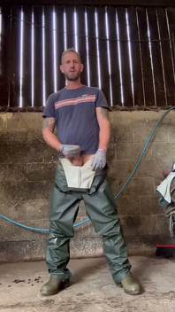 Farmář honí špinavé pracovní náčiní
