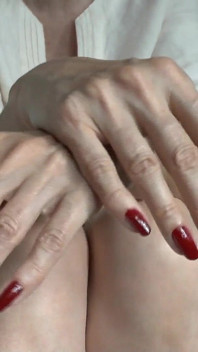 Güzel kırmızı tırnaklarını gösteriyor ve pantolonunun içinde mastürbasyon yapıyor, bölüm 2 - lady victoria valente