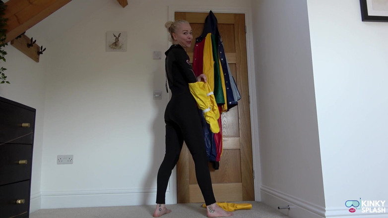 UKCuteGirl Lucy Lauren: Dubbellaags Pvc Rainwear &amp; Wetsuit: doorweekt, zeepachtig douchespel