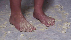 Foot Girls: Esmer kadın mutfakta yemeği eziyor