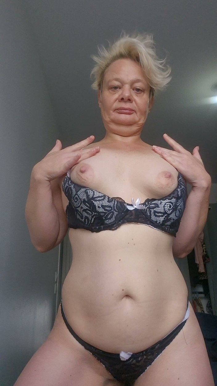 Sofy13: Hanya Hello Cepat Dari MILF si jalang matang kegemaran awak -...
