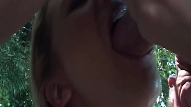 BANGORA RETRO CLUB: Zralá blonďatá milf nedbalá uctívá velkého pulzujícího ptáka