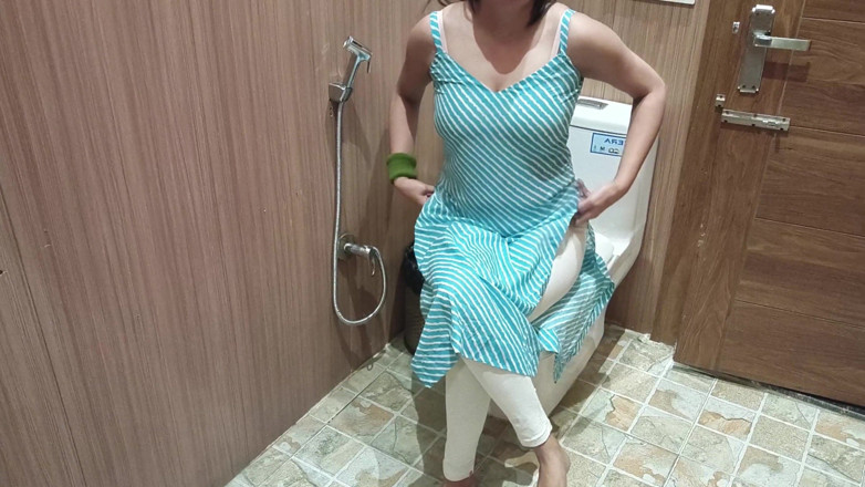 Saarabhabhi6: 힌디어 오디오로 목욕하는 인도 소녀 소변 후 바비