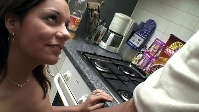 German bitch hunter: Morena acaricia la polla y muestra coño goteando en primer...