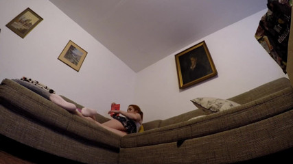 No panties TV: Citind o carte cu picioarele întinse și fără lenjerie intimă