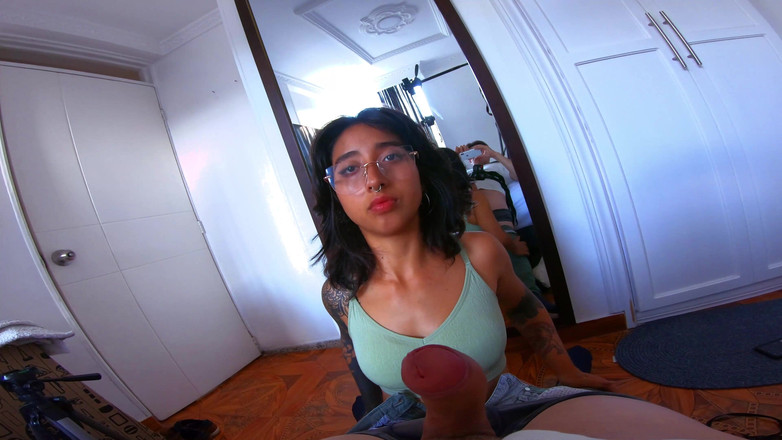 Ellie pink: Ragazza tatuata del college fa pompino