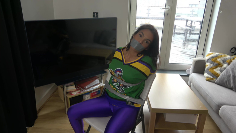 Latina Fetish: Latina em: Membro da equipe de hóquei amarrado a uma...