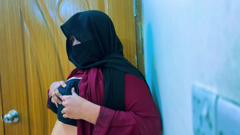 Aria Mia: Pembantu rumah panas Mesir menjadi super miang &amp; mula melancap di...