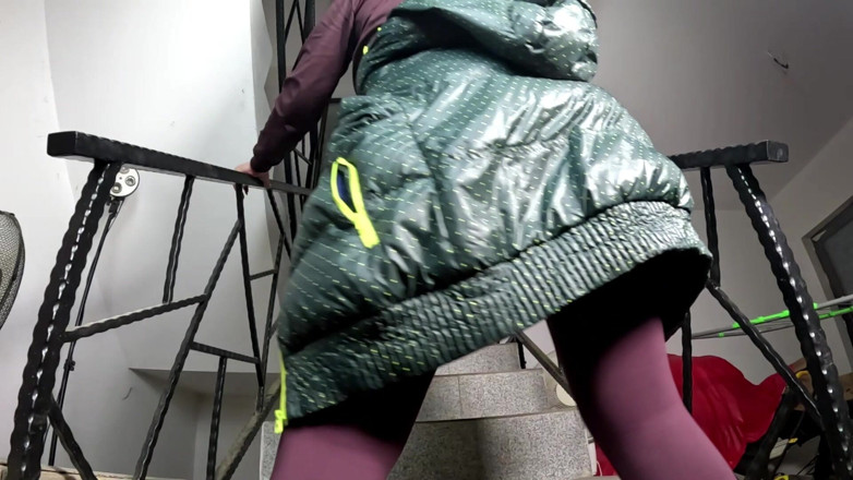 MilfyCalla: Nedjacket retas, svettig träningsdräkt kameltå och fitta slår