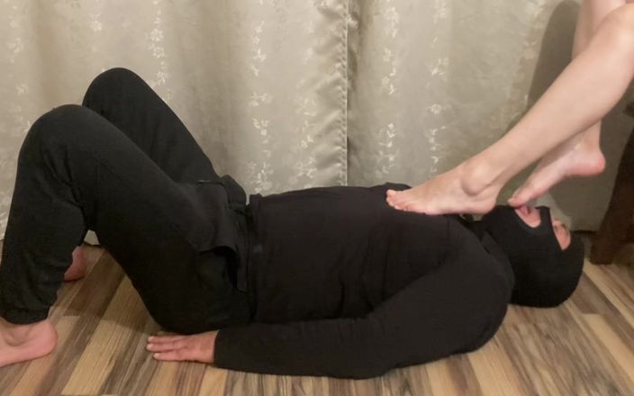 Niki studio: Ik gebruik een voetenbankslaaf om mijn voeten te ontspannen