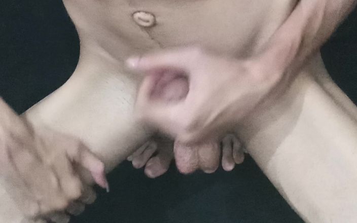 Mubasharali00: Un jeune garçon masturbe une grosse bite