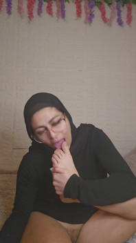 Îmi suge picioarele și dildo anal Mia Niqab