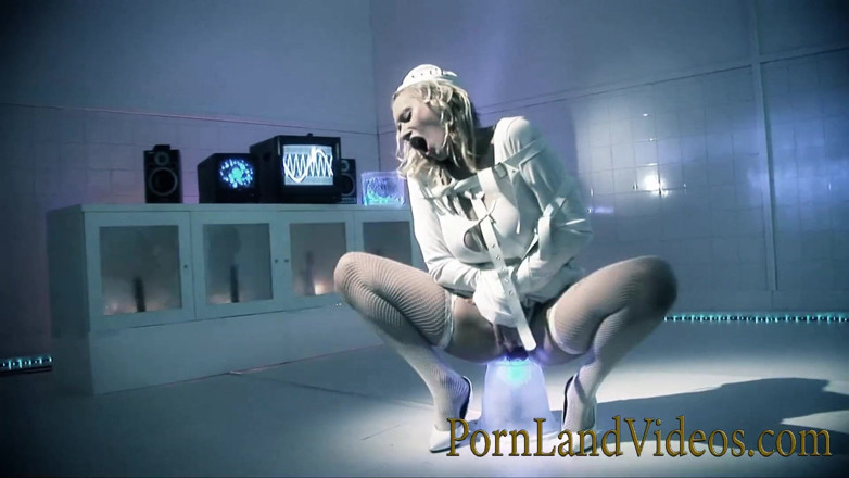 Pornland videos: Gagici blonde nebune futute de doctori și vibratoare