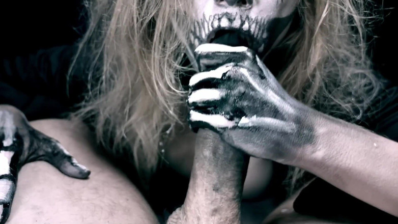 Nimfomanhub: Gadis kerangka mengisap kontol. Horror Halloween