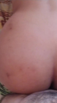 Ik neuk de kont van mijn Desi virale vriendin op tafel en dan neuk ik haar poesje op het bed