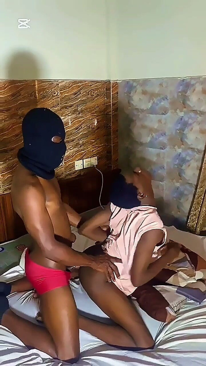 BLACKSHOOTERR: Mon Petit Frère Cousin Adore Les Grosses Bites En Lui