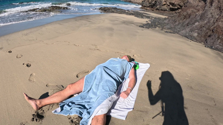 Emma Voyeur: Riskanter Öffentlicher Blowjob Am Strand Von Fremder Heißer MILF