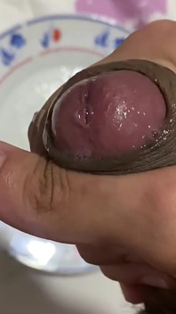 Uwielbiam połykać moją spermę po dużym dojeniu