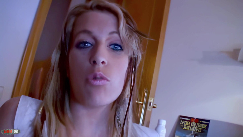 MMM100: Tigra: Rychlý malý rozhovor ve francouzštině s krásnou blonďatou milfkou...
