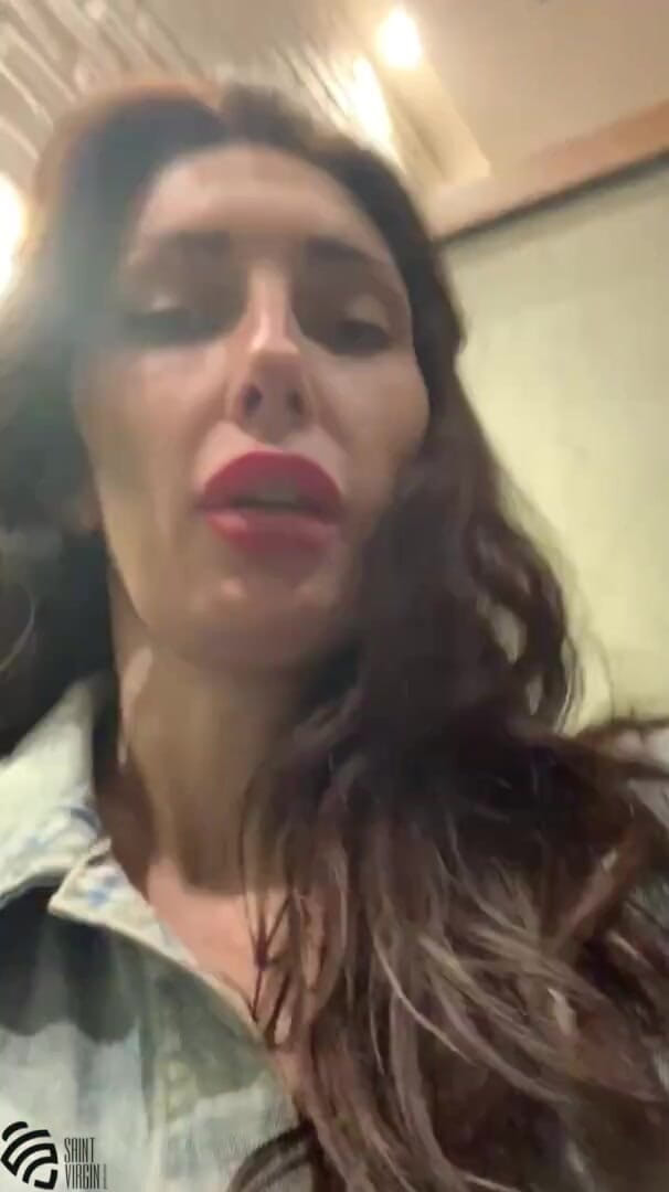 LizaVirgin: Het MILF onanerar i butikens monteringsrum