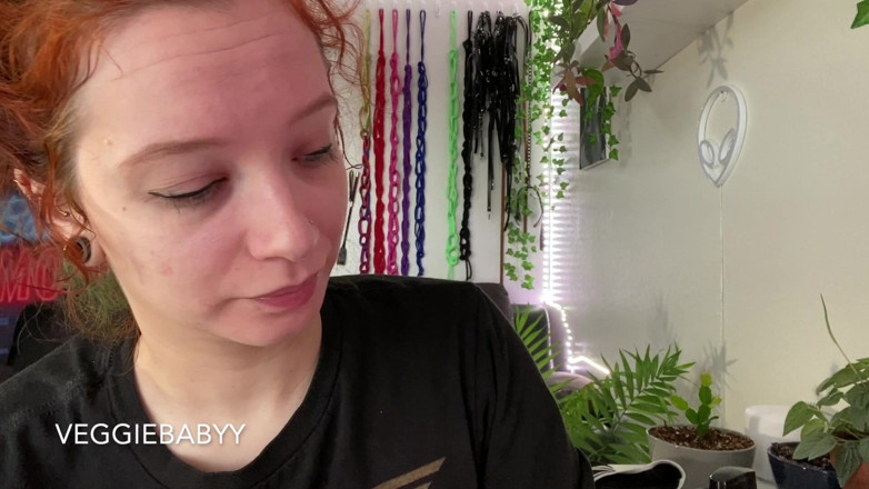 Veggiebabyy: Chica cansada bostea mientras se prepara