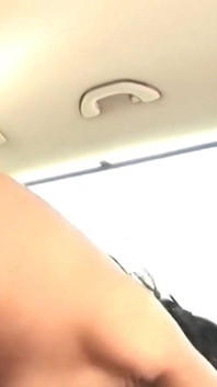 Si cantik seksi dapat pancutan mani liar di tempat duduk belakang