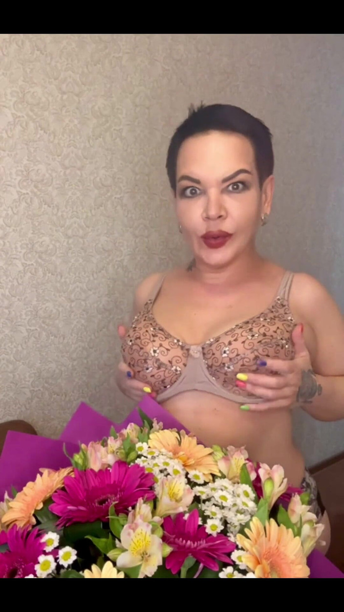 KarmenMilf: Hoa và vú