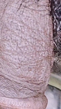 Ladyboy con pene di limp che piscia all'aperto