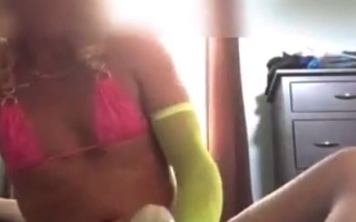Orlandi480: Vídeo inicial crossdressing e cavalgando enormes consolos