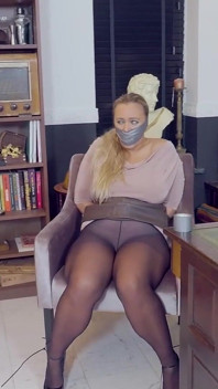 Beth ถูกมัดและมัดเทปปิดปากและใน BDSM อ่อนแออย่างสิ้นเชิง