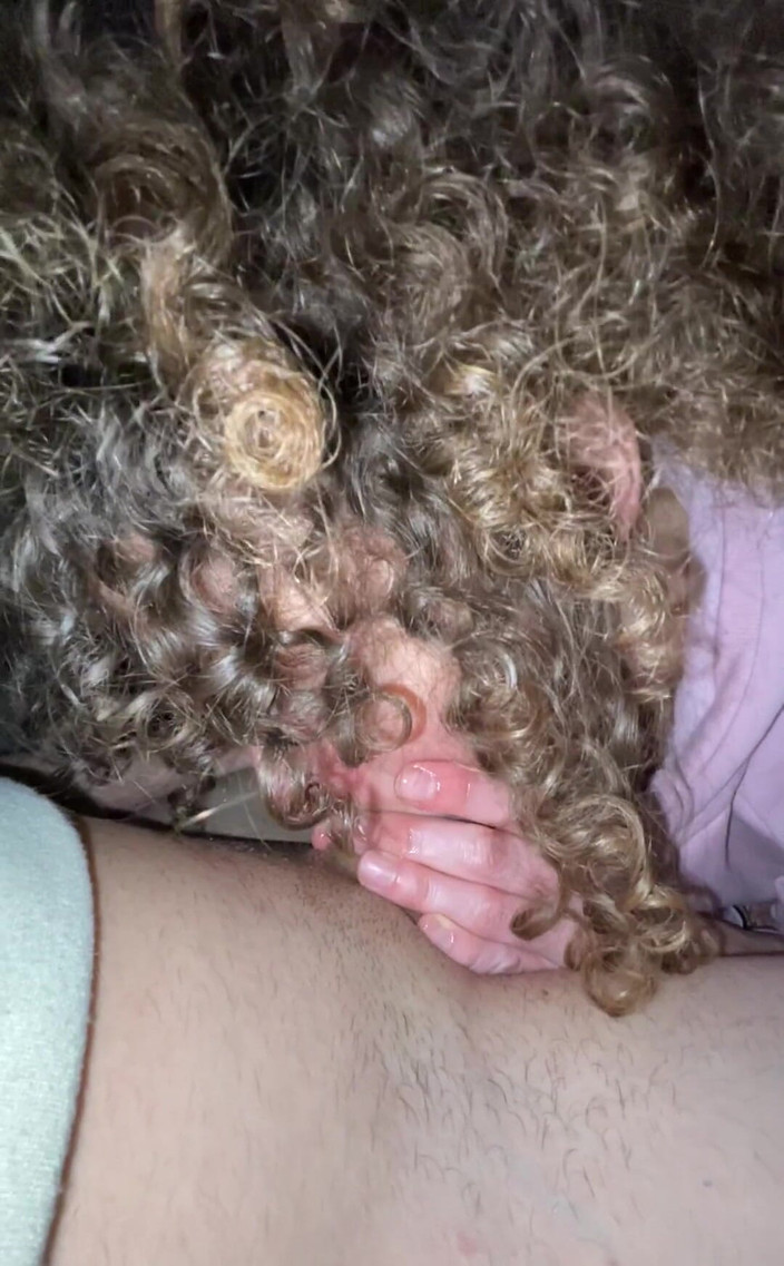 VibeWithMommy: При поклонении члену довольно трудно не возбуждаться и хочу положить поклоняющийся член в рот