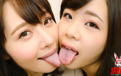 Japan Fetish Fusion: 麻衣さんとレイアの深い絆:遊び心のある舌のからかいから情熱的なキスまで!