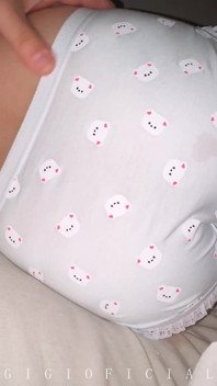 La ragazza vergine in pantaloni orsacchiotto è pronta per essere sbloccata da un uomo ricco sopra i 50 anni