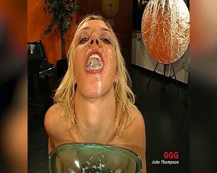 German Porn: Blond cumslut dricker massor från skålen i Ggg bukkake