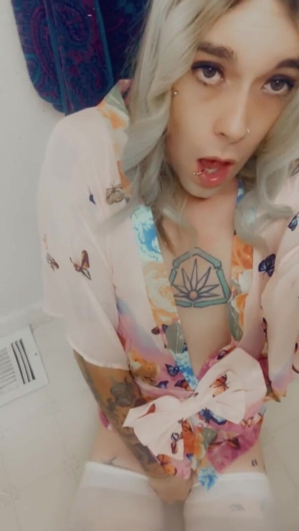 CarmenMelatonin: Kimono Kiss bebê quer pau
