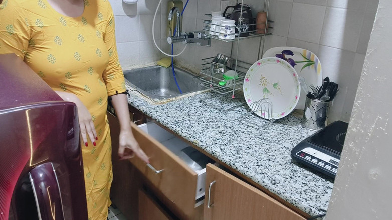 Saarabhabhi6: Saya dapati ibu tiri miang saya di dapur - lucah dalam...