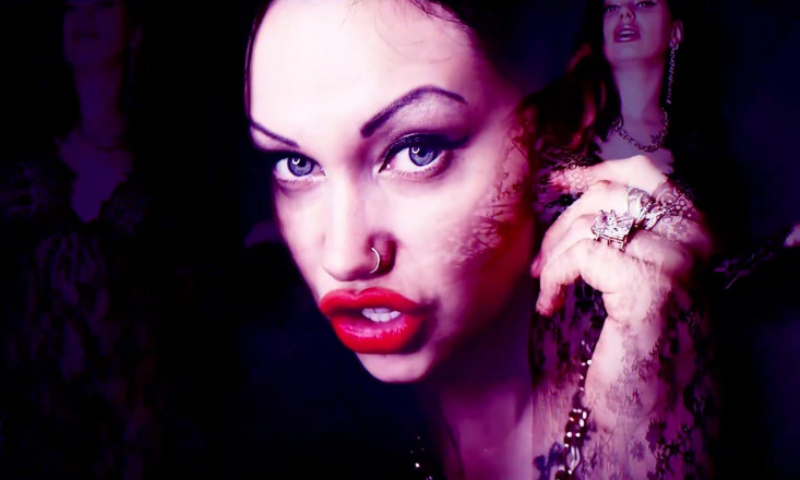 Goddess Misha Goldy: Il tuo patetico cazzo contorcerà ogni volta su come ti...