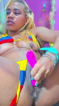 Dildo Colombia yang lebih besar memancut madu ayah!